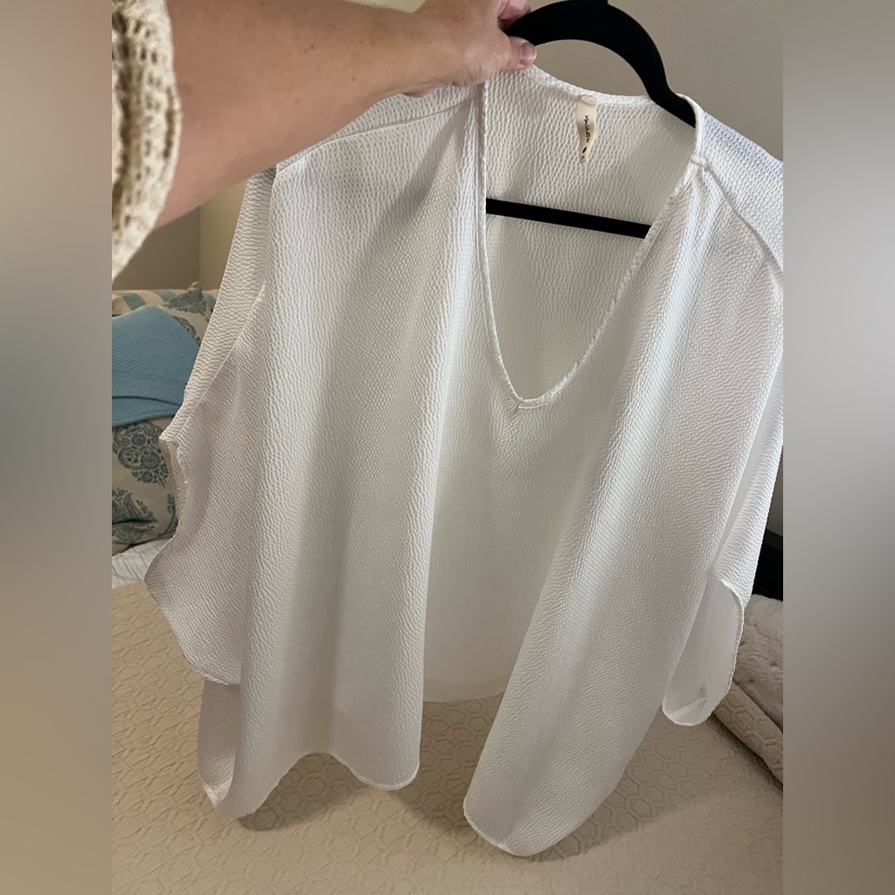 NWOT Tyche Textured white flowy top size M